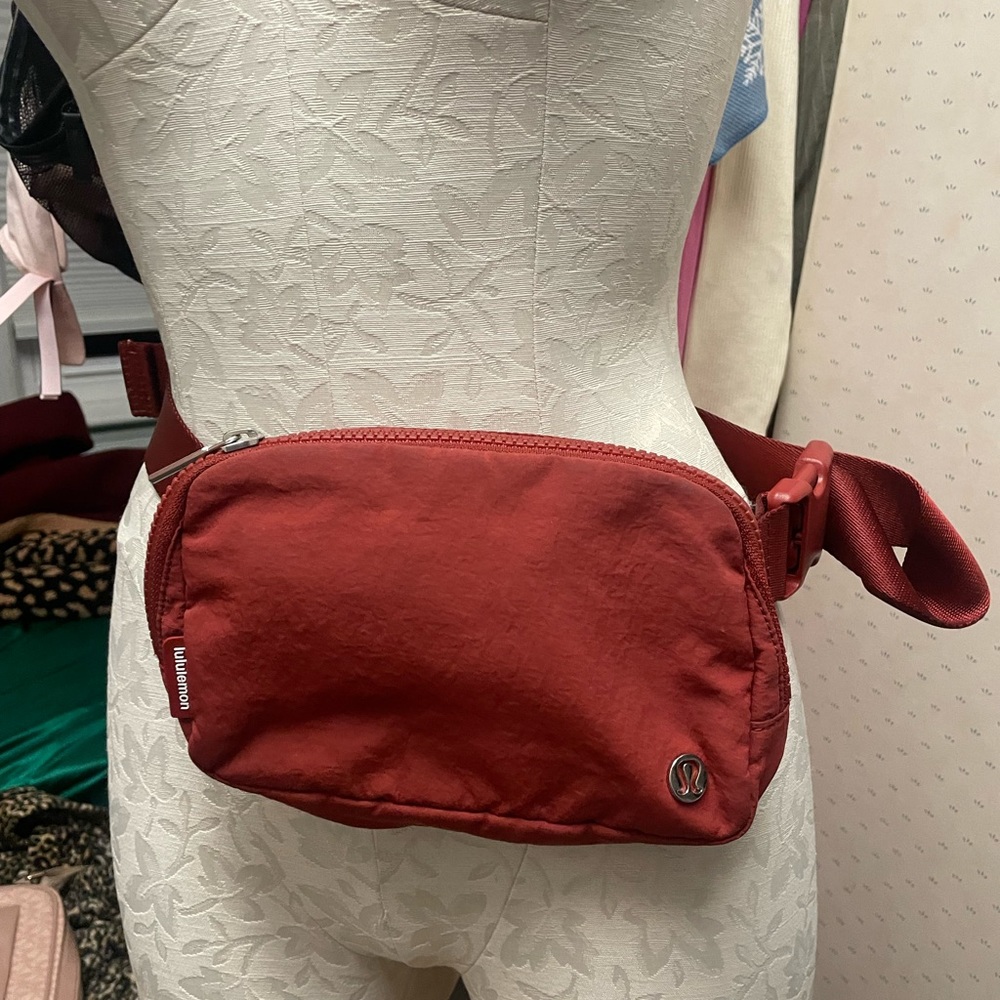 Lululemon everywhere belt bag 1L Terra Orange